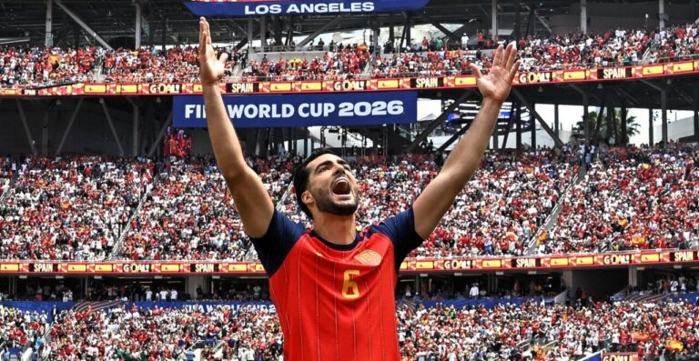 Mikel Merino celebra un gol en el Mundial 2026 con el público animando