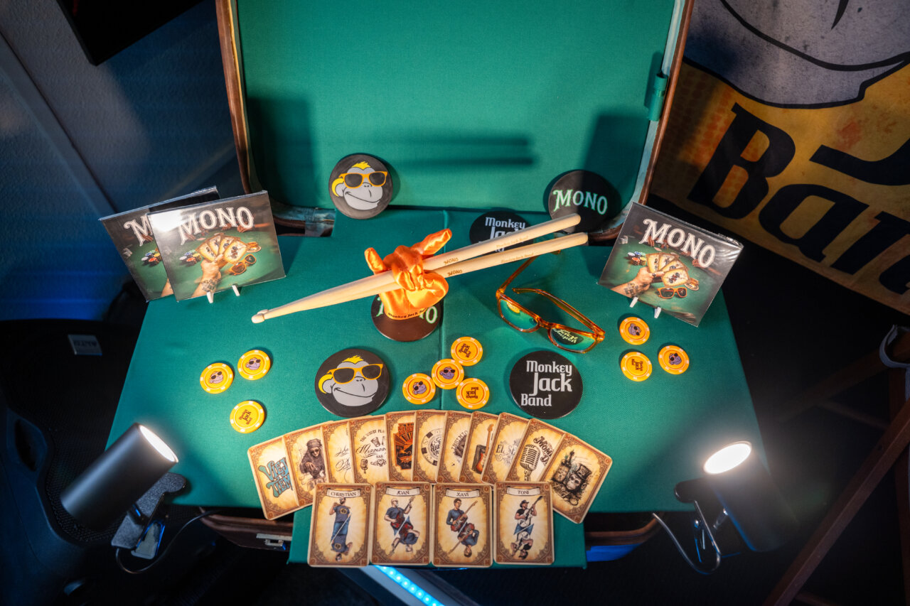 Discos y accesorios de la banda Monkey Jack Band sobre una mesa