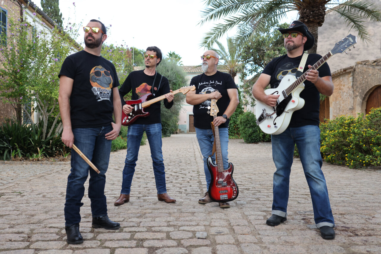 Miembros de la banda Monkey Jack Band posando con instrumentos musicales