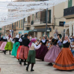 Grupo de personas bailando en la Mostra de Ball de Mallorca en Santany&iacute;