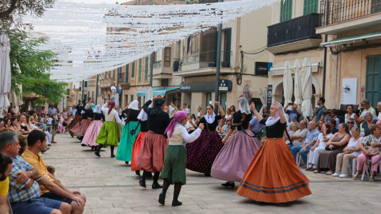 Grupo de personas bailando en la Mostra de Ball de Mallorca en Santany&iacute;
