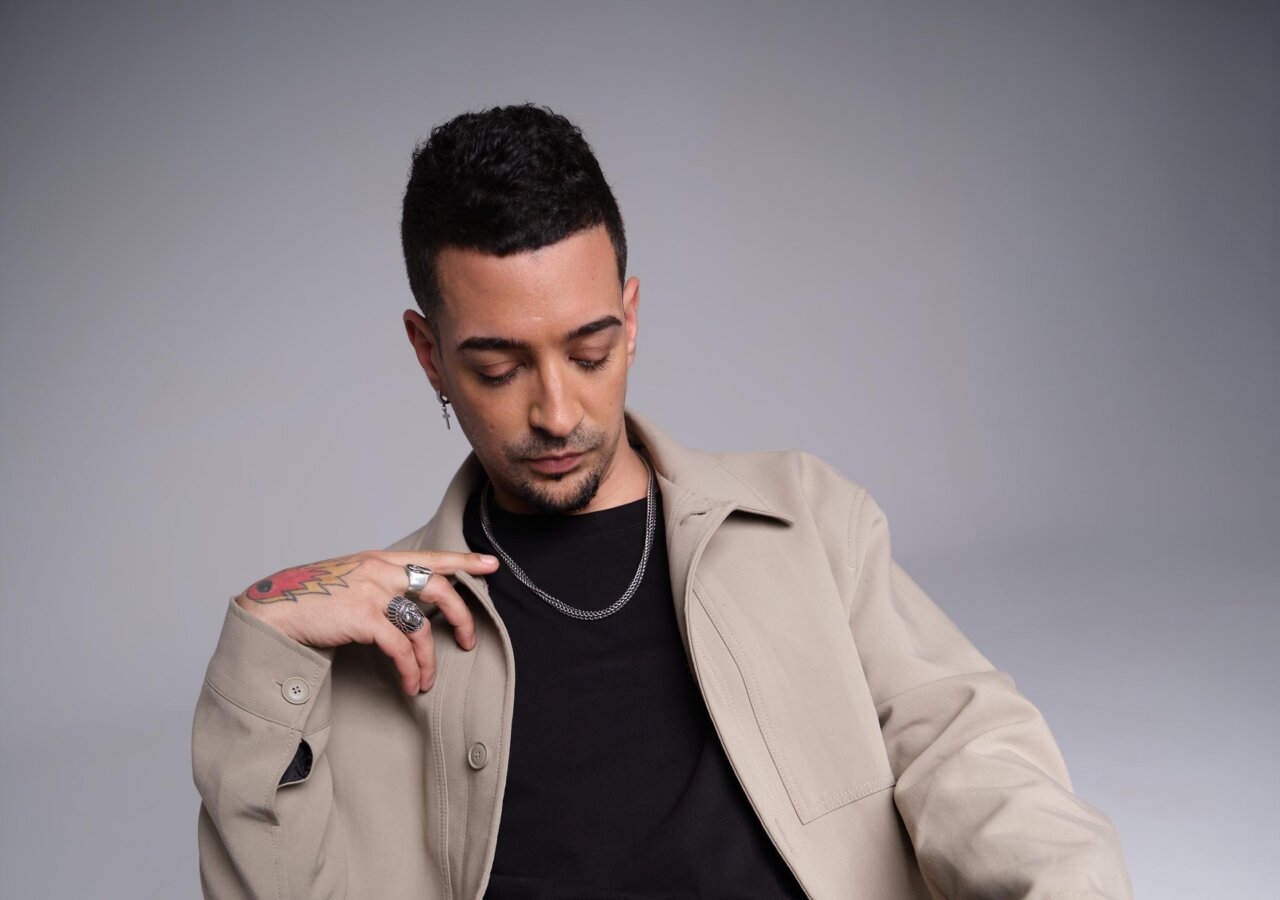 Muerdo, cantautor murciano, reflexionando sobre su música y autenticidad.