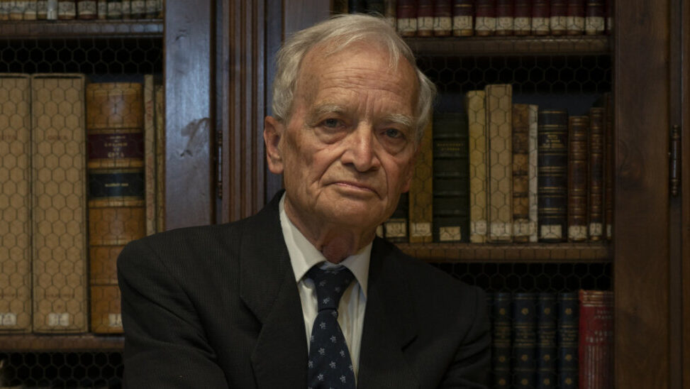 Luis Goytisolo, escritor espa&ntilde;ol, en su biblioteca rodeado de libros