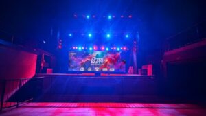 Escenario iluminado para el evento The After Party en Es Gremi