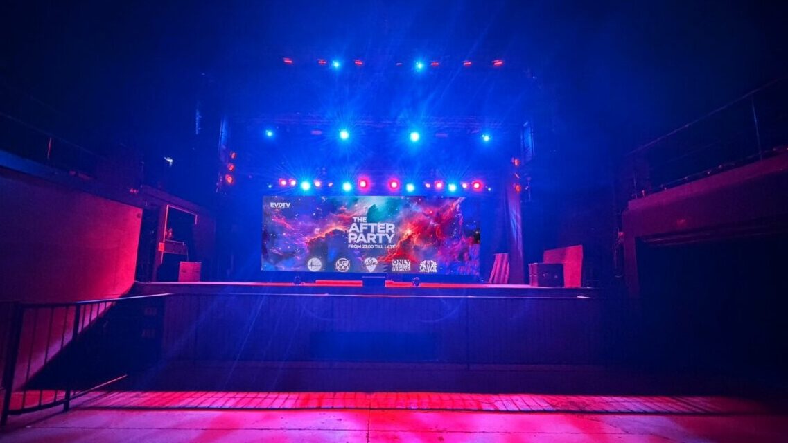 Escenario iluminado para el evento The After Party en Es Gremi