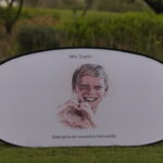 Cartel en homenaje a Nils Dupin en un campo de golf