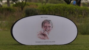Cartel en homenaje a Nils Dupin en un campo de golf