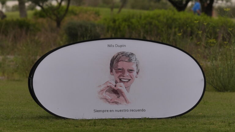 Cartel en homenaje a Nils Dupin en un campo de golf