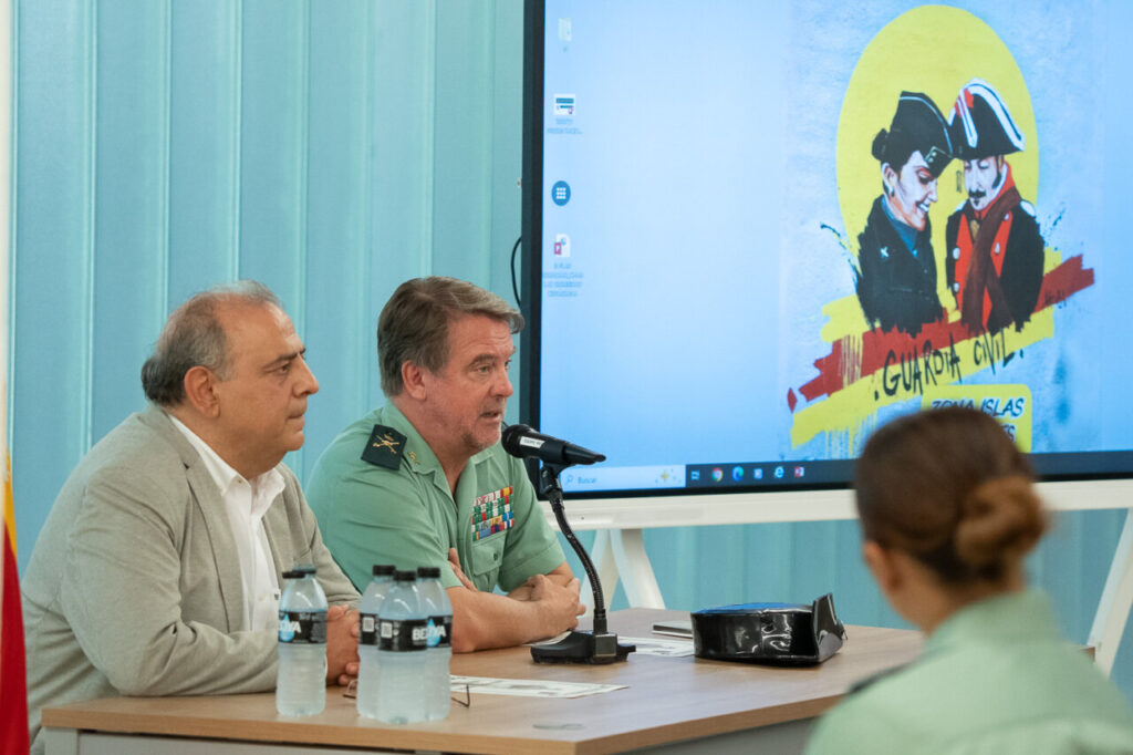 Reuni&oacute;n de la Guardia Civil con dos hombres en una mesa