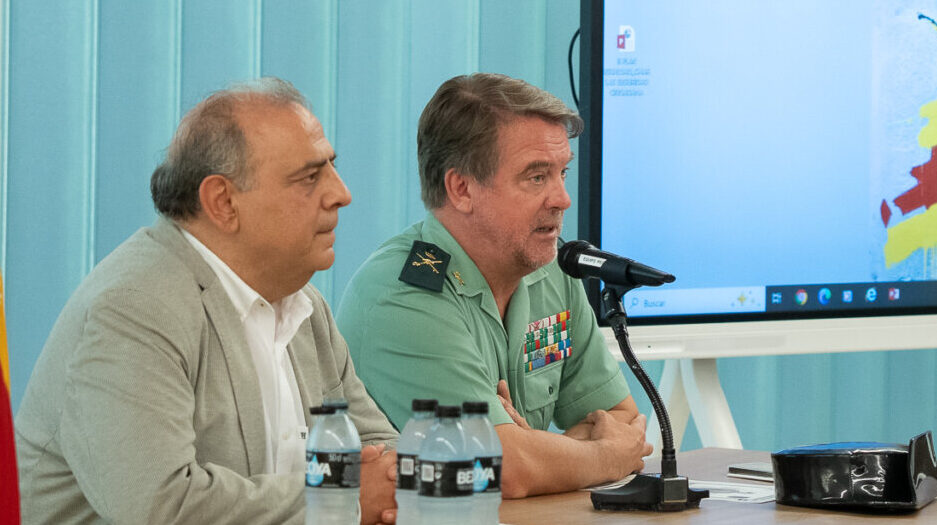 Reuni&oacute;n de la Guardia Civil con dos hombres en una mesa
