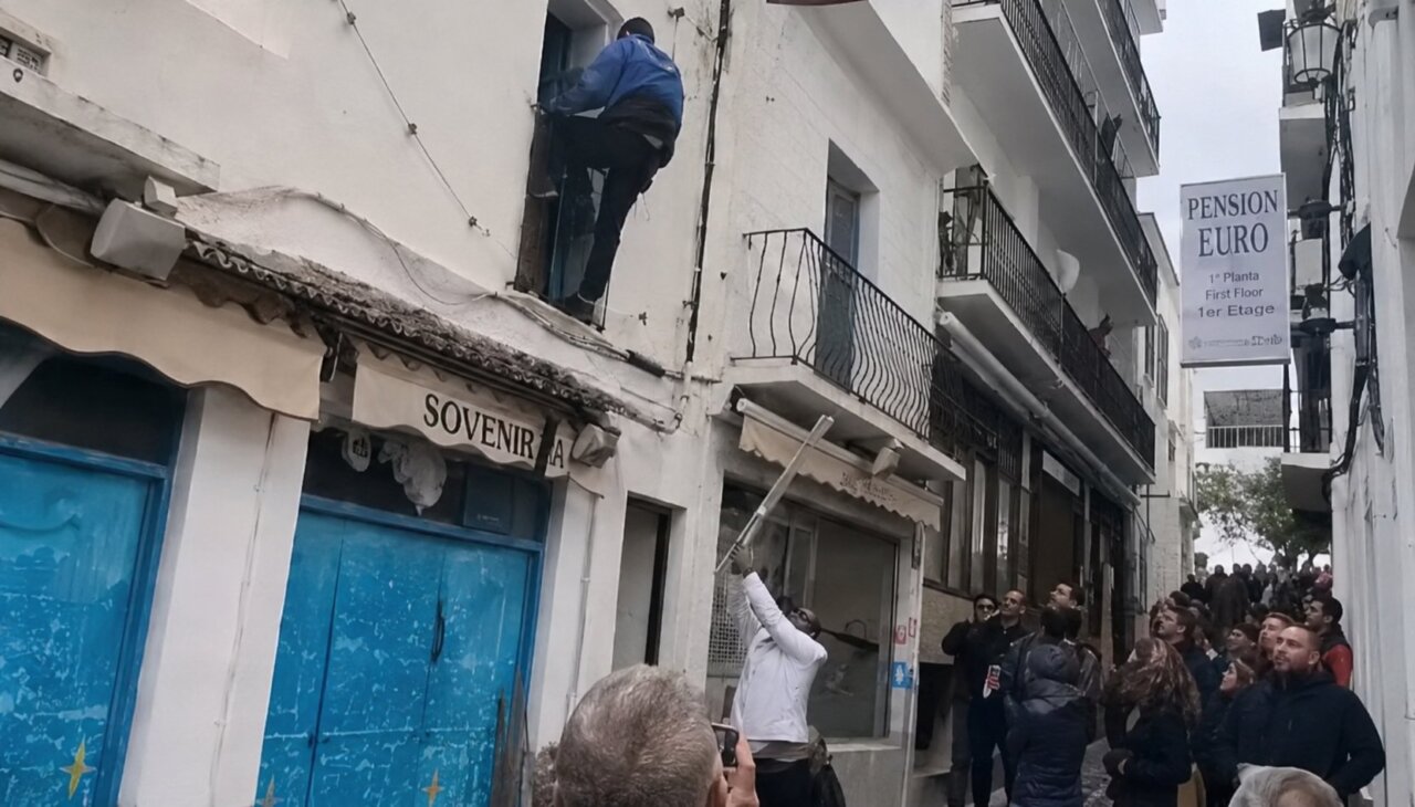Hombre intentando entrar a una vivienda en un contexto de okupaci&oacute;n