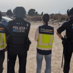 Agentes de policía en operación en Son Banya observando el área