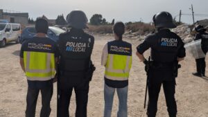 Agentes de polic&iacute;a en operaci&oacute;n en Son Banya observando el &aacute;rea