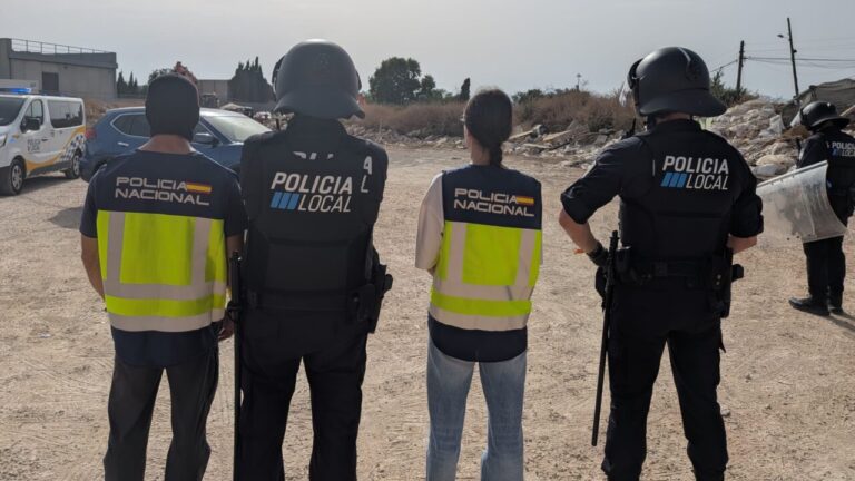 Agentes de policía en operación en Son Banya observando el área