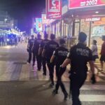 Agentes de polic&iacute;a local en operativo contra venta ambulante en Playa de Palma