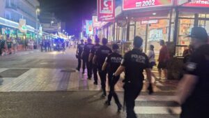 Agentes de polic&iacute;a local en operativo contra venta ambulante en Playa de Palma