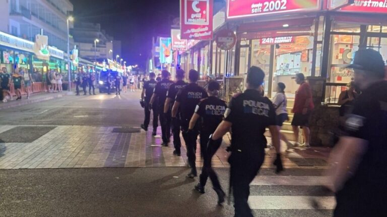 Agentes de policía local en operativo contra venta ambulante en Playa de Palma