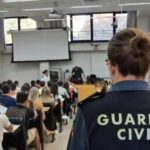 Aspirantes a la Guardia Civil en una sala de examen en Baleares.