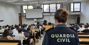 Aspirantes a la Guardia Civil en una sala de examen en Baleares.