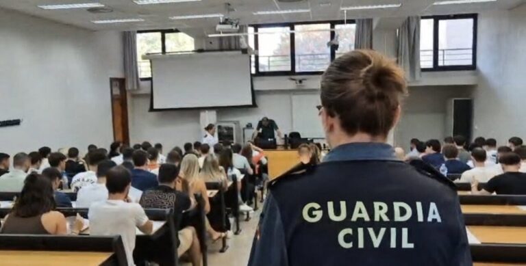 Aspirantes a la Guardia Civil en una sala de examen en Baleares.