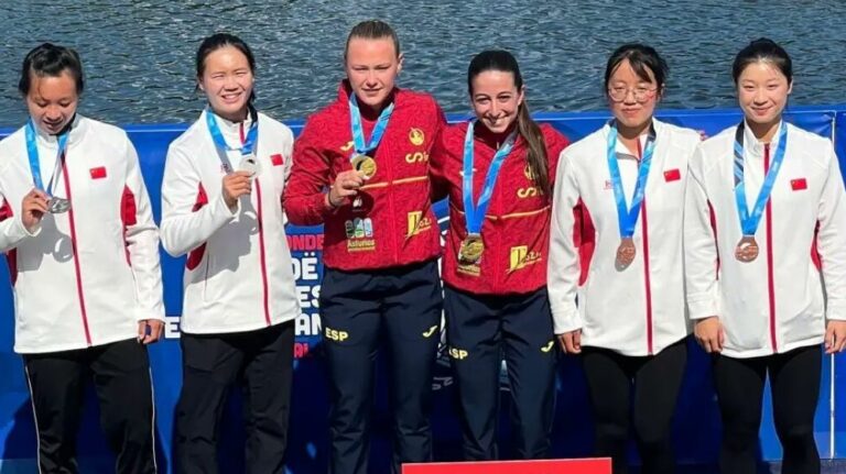 &Aacute;ngels Moreno y su equipo en el podio tras ganar medallas en la Copa del Mundo