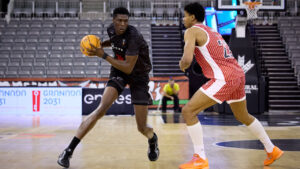 Osi Cerd&agrave; jugando baloncesto en un partido del Fibwi Mallorca