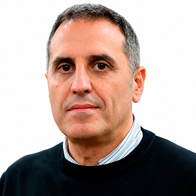 Retrato de Pablo Garriz con fondo blanco y expresi&oacute;n seria.