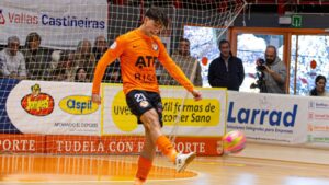 Pablo Otero jugando al f&uacute;tbol sala en un partido