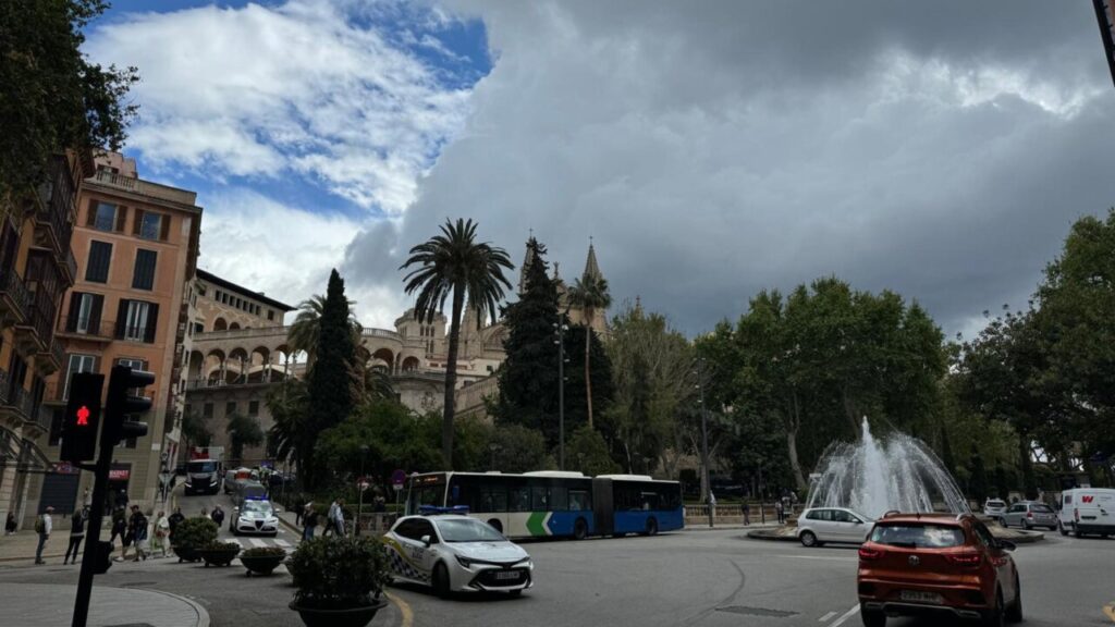 Vista de Palma con nubes y tr&aacute;fico en la calle