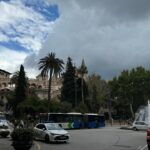 Vista de Palma con nubes y tr&aacute;fico en la calle