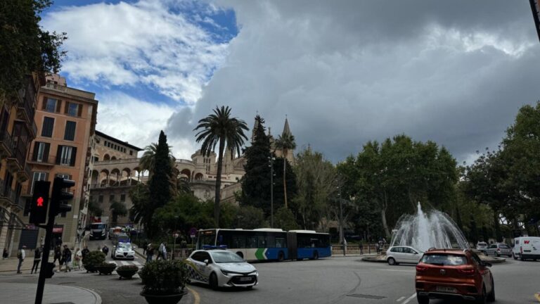 Vista de Palma con nubes y tráfico en la calle