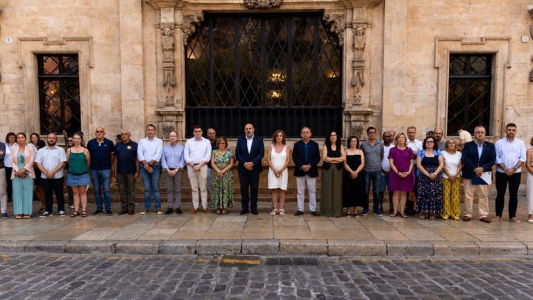 Palma guarda un minuto de silencio por las víctimas del incendio de Los Gallardos