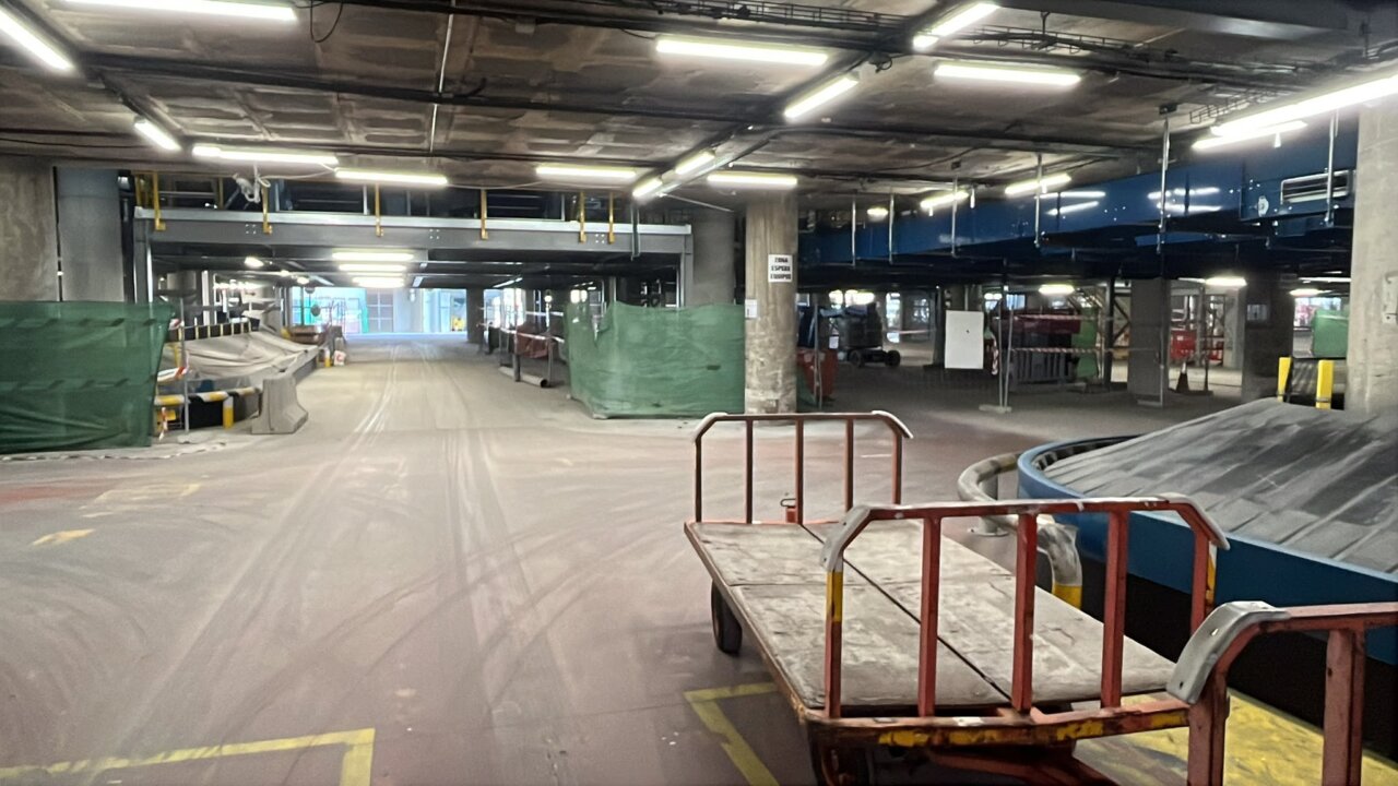 Estado del patio de equipajes en el Aeropuerto de Palma con condiciones inadecuadas