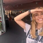 Patricia Conde sonriente en un evento, con una mano en la frente.