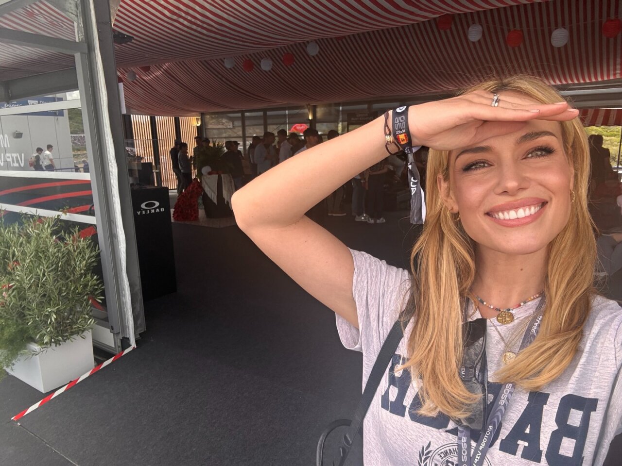 Patricia Conde sonriente en un evento, con una mano en la frente.