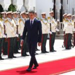 Pedro Sánchez caminando en Argelia junto a guardia de honor