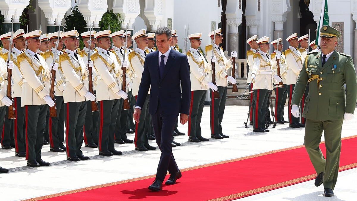 Pedro S&aacute;nchez caminando en Argelia junto a guardia de honor