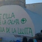 Pintadas vandálicas en el búnker de es Trenc en la playa.