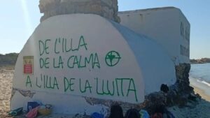 Pintadas vand&aacute;licas en el b&uacute;nker de es Trenc en la playa.