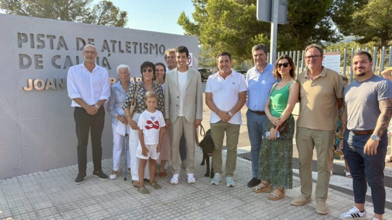 Inauguración de la pista de atletismo Joan Munar en Calvià con autoridades y familiares.