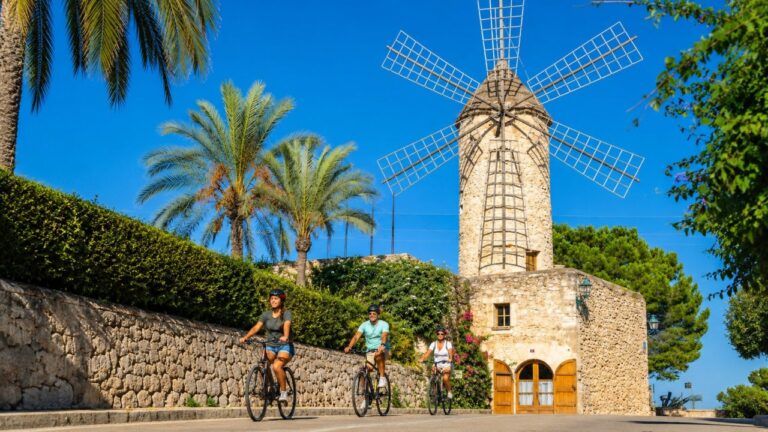 Ciclistas disfrutando del paisaje en el Pla de Mallorca junto a un molino