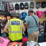 Agentes de la Policía Local inspeccionan productos en una tienda en Playa de Palma