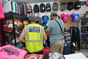Agentes de la Polic&iacute;a Local inspeccionan productos en una tienda en Playa de Palma