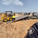 Operario retirando retroexcavadora en Son Banya durante intervenci&oacute;n policial