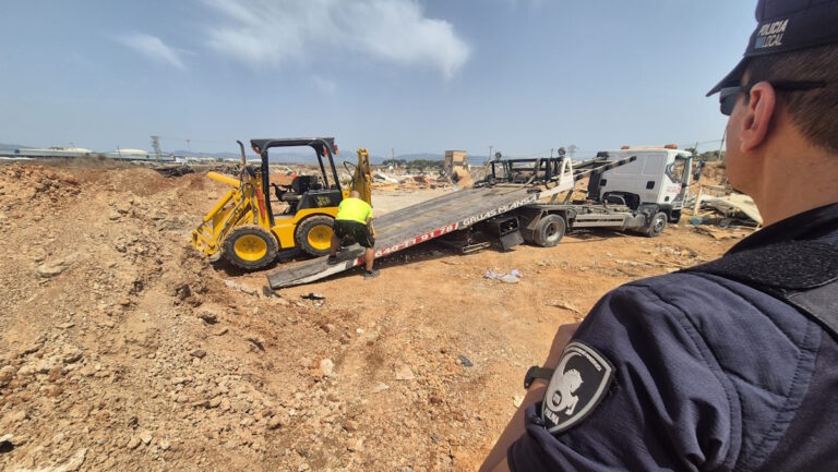 Operario retirando retroexcavadora en Son Banya durante intervenci&oacute;n policial