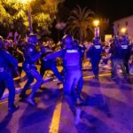 La Polic&iacute;a Nacional atribuye las cargas a agresiones de grupos violentos que hirieron a cinco agentes