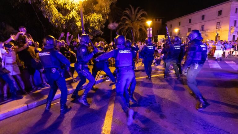 La Policía Nacional atribuye las cargas a agresiones de grupos violentos que hirieron a cinco agentes
