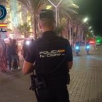 Agente de la Policía Nacional en la Playa de Palma durante la noche