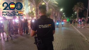Agente de la Polic&iacute;a Nacional en la Playa de Palma durante la noche