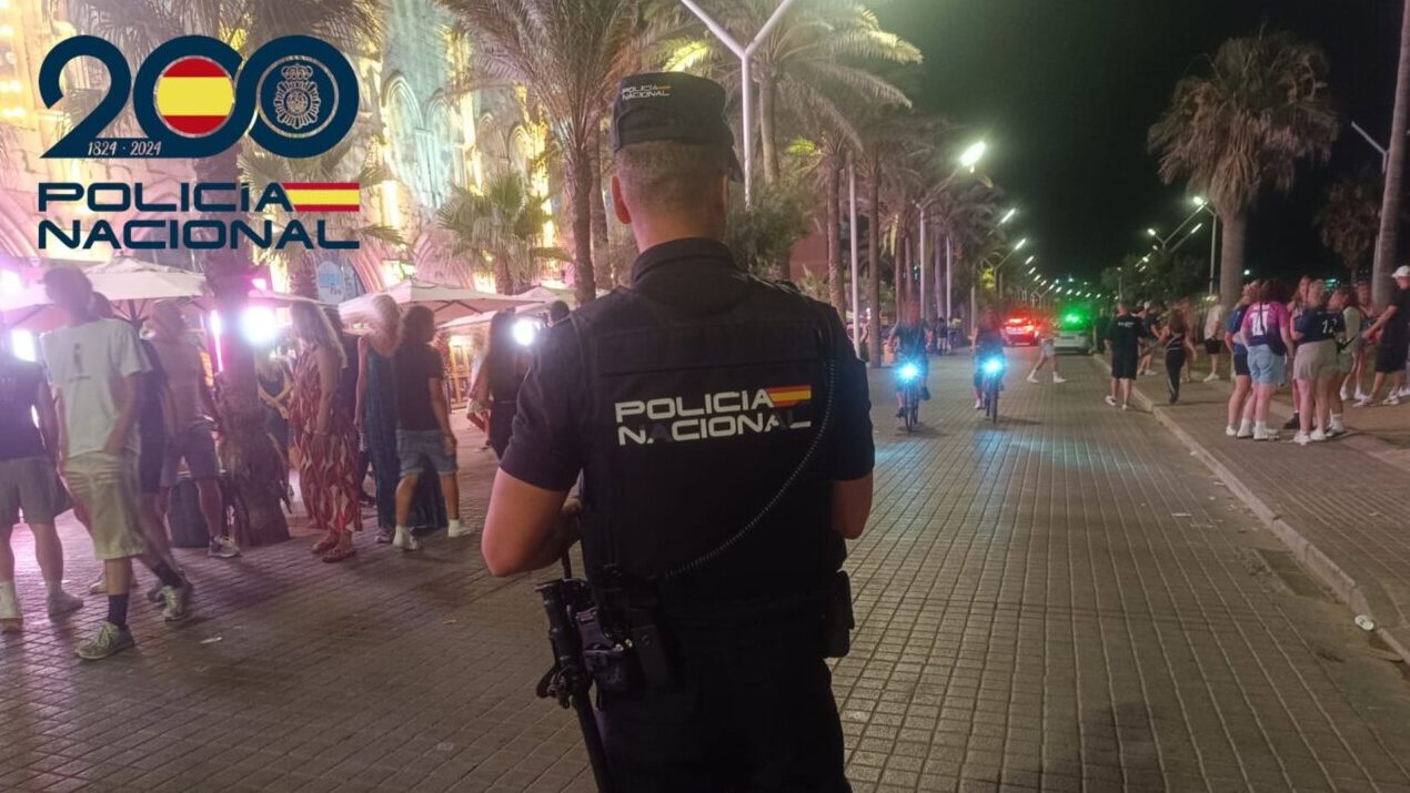 Agente de la Polic&iacute;a Nacional en la Playa de Palma durante la noche